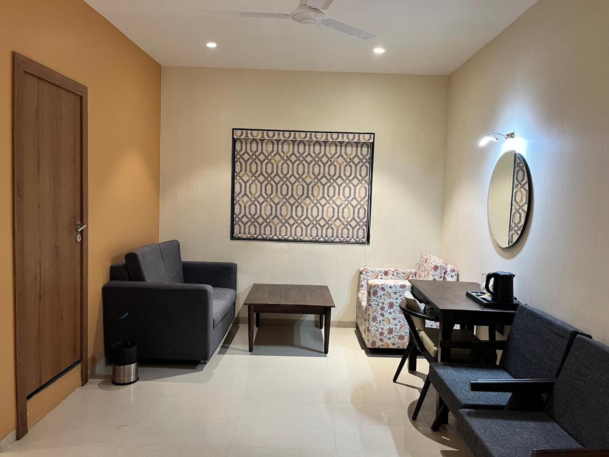 Hotel Avenue Plaza Mundra 외부 사진