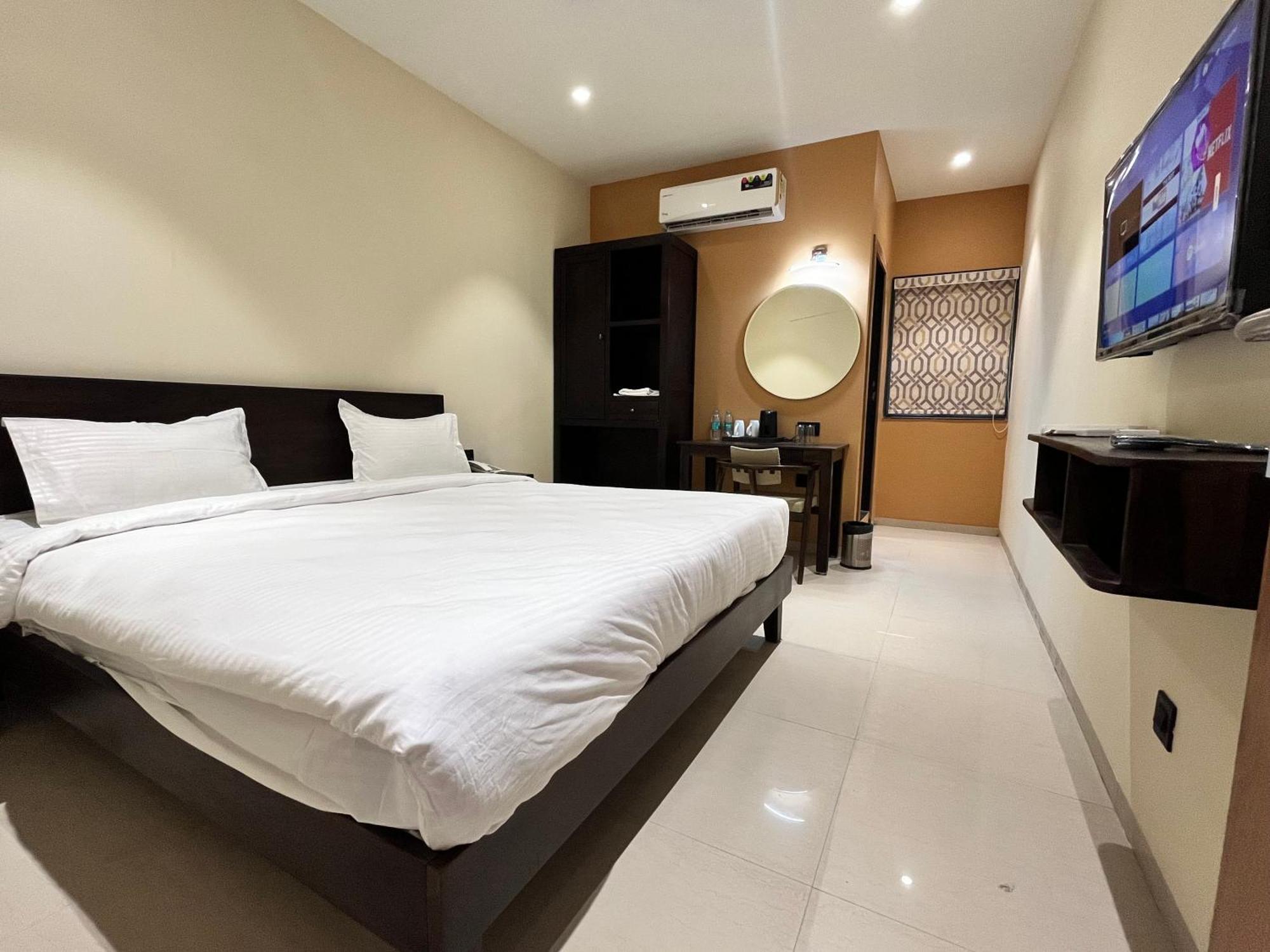 Hotel Avenue Plaza Mundra 외부 사진