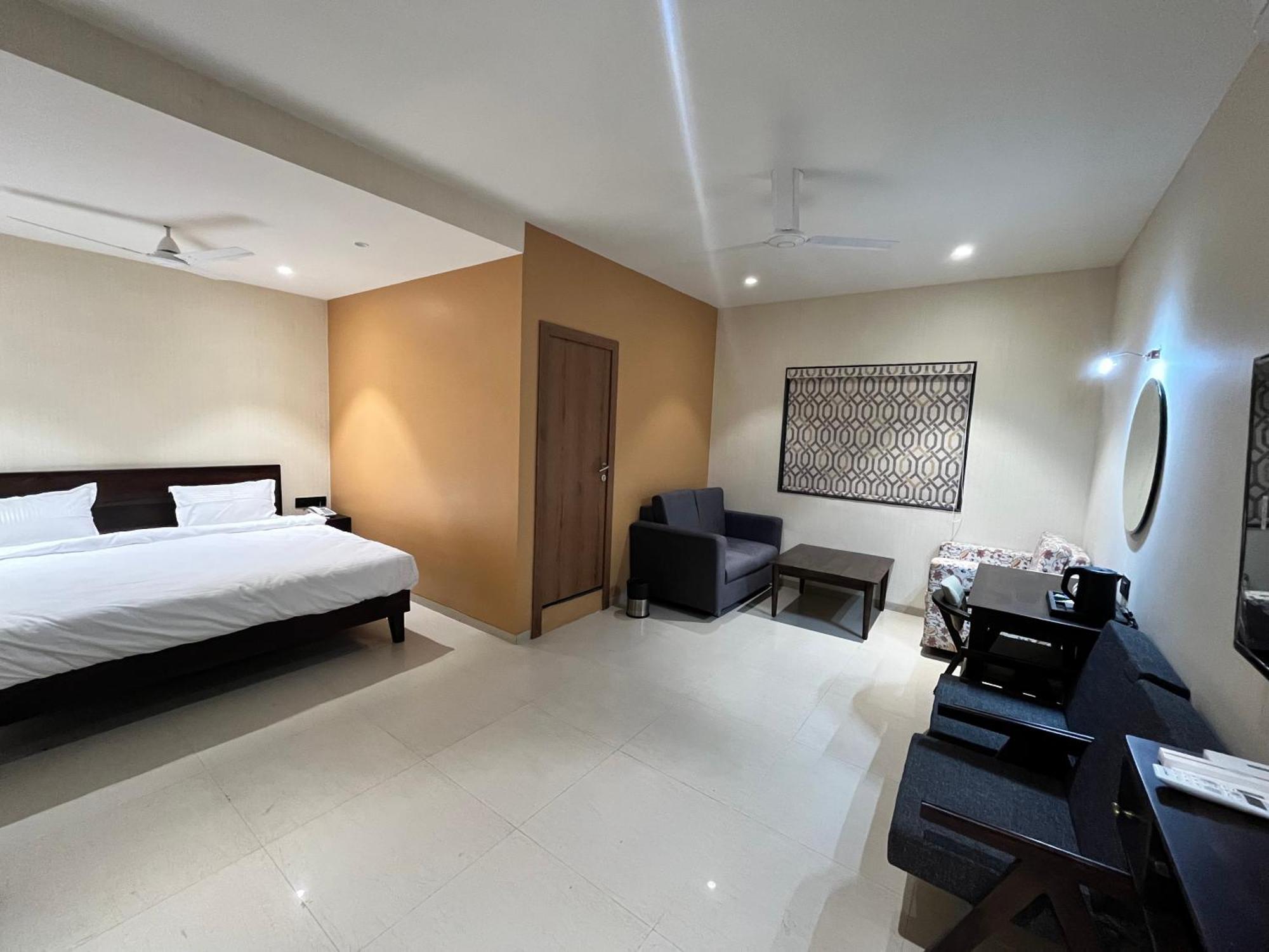 Hotel Avenue Plaza Mundra 외부 사진